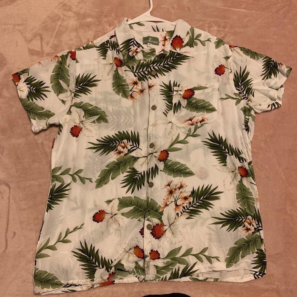 Hawaiian/Floral Button Up Shirt